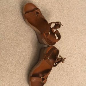 Tory Burch tan leather platform sandals size.